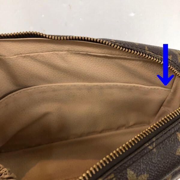 LOUIS VUITTON/ルイヴィトン セカンドバッグ トゥルース ワレット23 M47524 モノグラム シリアルの場所(引きの画像)