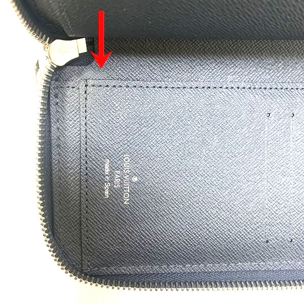 LOUIS VUITTON/ルイヴィトン ラウンドファスナー 財布 ジッピーウォレット・ヴェルティカル M60965 エピ シリアルの場所(引きの画像)